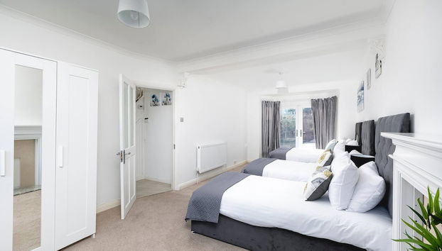 Skyvillion - Enfield 4bed House W Garden & Parking - Photo 3