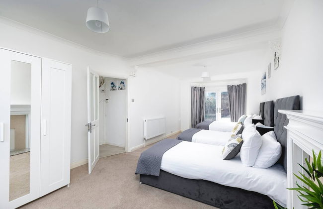 Skyvillion - Enfield 4bed House W Garden & Parking - Photo 3