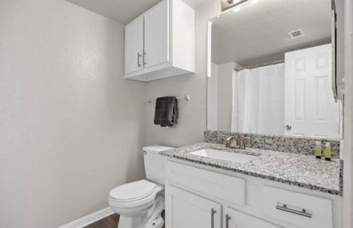 2BR Spacious Getaway Near Dwntown, Pool, UT Austin - Foto 15
