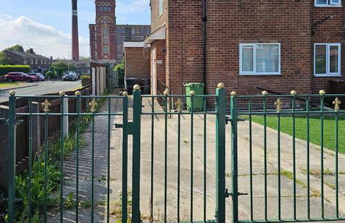 Cosy 2-bed apartment with free parking & ramp access - Foto 8