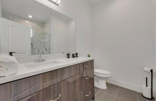 Urban 2BR I Free Parking I King Bed I Workspace - Foto 4