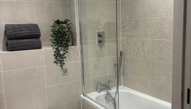 Entire Prestige Apartment in Poole Quay - Free Parking, Fast WiFi, Smart TV & Netflix - Foto 4