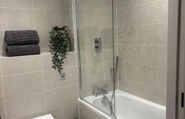 Entire Prestige Apartment in Poole Quay - Free Parking, Fast WiFi, Smart TV & Netflix - Foto 4