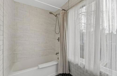 Warm and Inviting 3BR Craftsman with Big Kitchen - Foto 24