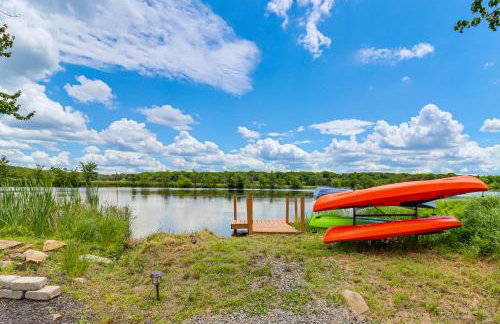 Lakefront Pocono Retreat w/ Hot Tub & Movie Hub - Foto 6