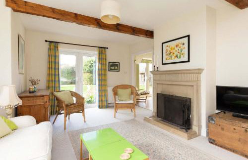 Spacious Coastal Family Home Sleeps 8 - Photo 7