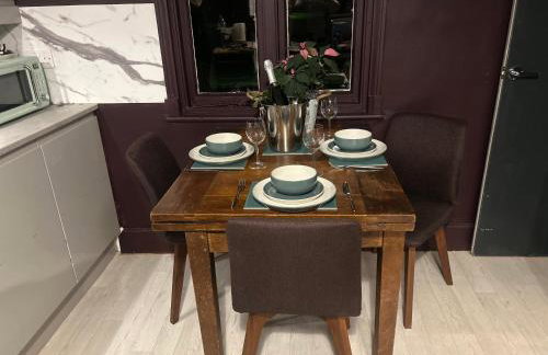 Park View is a beautiful whole entire house close to town centre, sleeps 8 in 4 rooms, 2 doubles and 4 single beds with 2 shower rooms, available for holidays, insurance stays, trades people, contractors, pets welcome - Foto 8