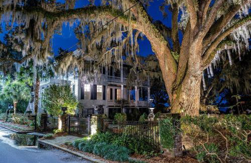 Gritz & Giggles, Where Southern Charm Meets Belly Laughs - Foto 12