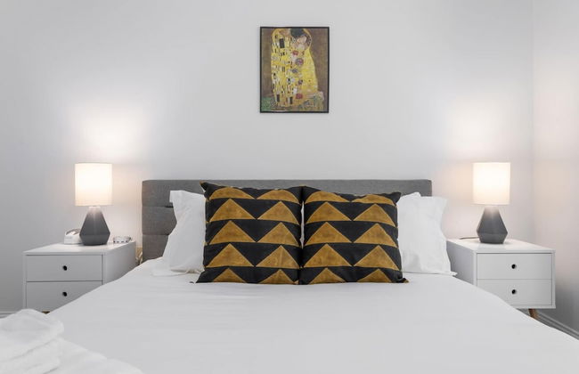 Cherry Suites 2BR Apt w W D Arcade Machine - Foto 8