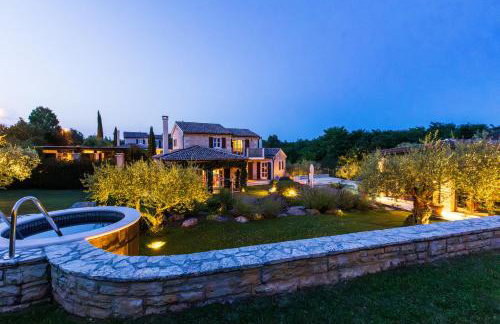 Villa ARtIEN for 8 people with 32m2 private pool & pet friendly - Foto 1