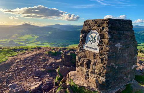 Cosy 4 Bedroom Town House with Mountain views, Private garden and ease of access into Abergavenny - Foto 34