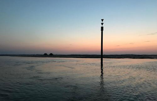 Aux pieds des plages, du port, de la piste cyclable et des commerces de proximité, un studio au dernier étage avec une vue panoramique sur le Bassin d'Arcachon, entièrement rénové, dans une résidence avec piscine - Foto 48