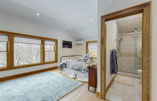 Less Than 1 Mi to Lake George! Family Retreat with Deck - Foto 18