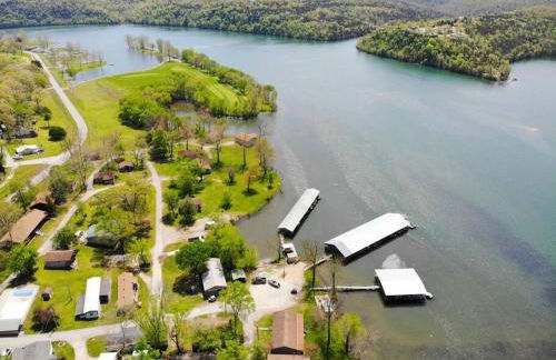 Lakeside Retreat - Romantic Cabin - Resort Pool, Dock, Fire Pit! - Foto 8