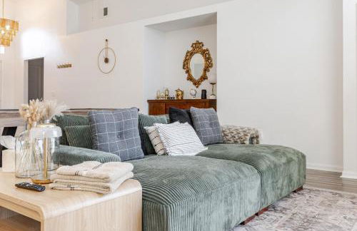 Modern 3BR Villa with Heated Pool & BBQ 14mi to Disney - Photo 6