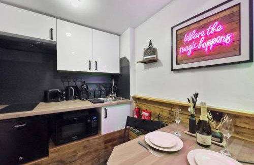 Kinky Kabin w Hot Tub, Sauna and Rooftop Garden - Foto 15