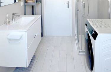 Thomas House on Train Tracks - Foto 24