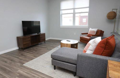 Luxury Apartment with Gym, Steps From Commuter Rail #3013 - Foto 11