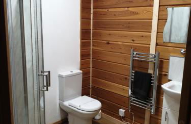Luxurious lodge, Woodlands View, Hot tub at Rudyard Lake, couples or small family - Photo 22