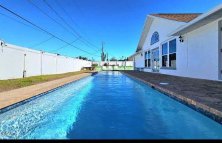 Walk to waves Beautiful 3-Bedroom with pool steps from beach - Foto 1