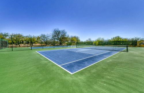 Remodeled modern beauty backs to open desert with mountain views & home theatre - Foto 29