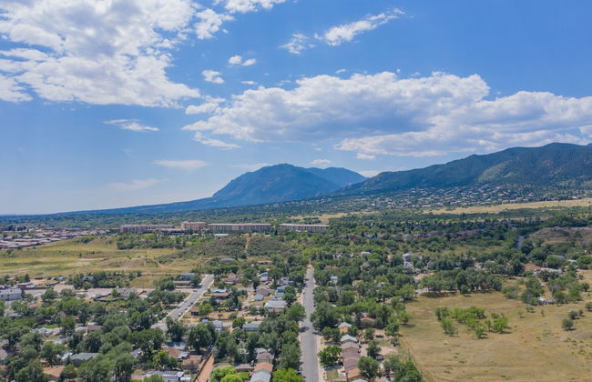 2BR Aptmt Parks Private Deck, Mountain Views! - Photo 26