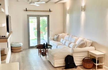 Architect designed house with pool and private beach - Photo 1