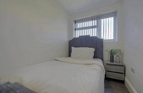 Comfortable 3-Bed Home - Driveway Parking - Foto 13