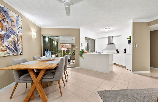 Reef Apartment Cairns - 4 Pools Resort BBQ - Photo 11