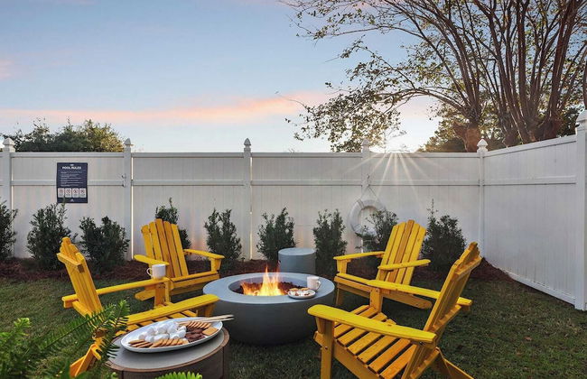 7bdr w/ Private Pool, Hot Tub, Fire Pit, Walk to Beach Tidal Wave by Avantstay - Foto 2