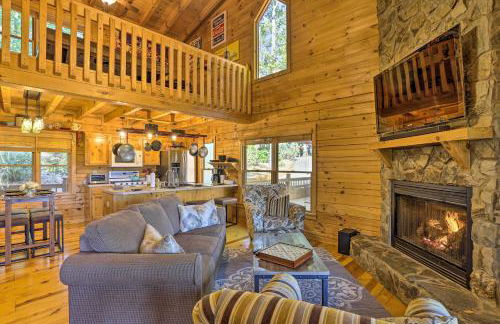 Lovely Log Cabin and Bunkhouse with Views and Yard! - Foto 6