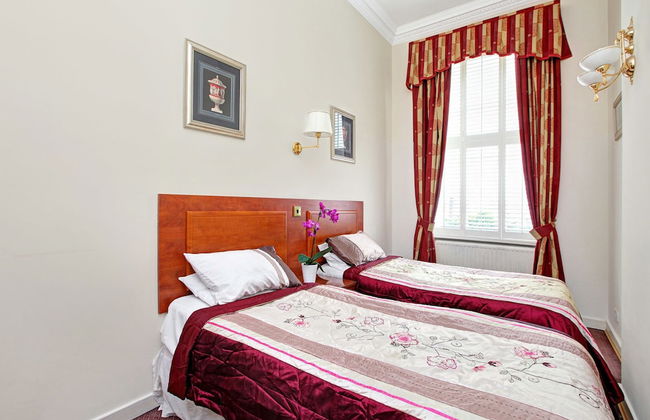 Baker Street Suites - Photo 14