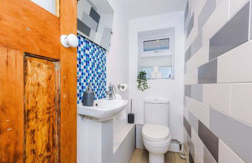 Spacious 3 Bed Home in Great Location by 53 Degrees Property - Ideal for Business with Parking - Foto 32