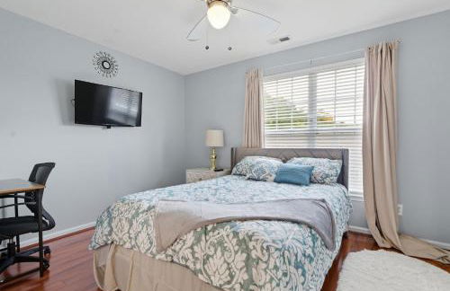 Entire home in prime Raleigh with community pool, dog park and golf course - Photo 26