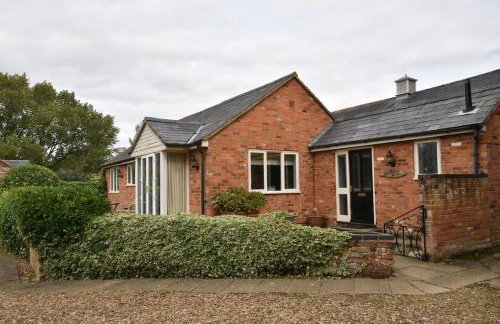 Canalside Manor House Annexe with Secure Parking - Photo 6