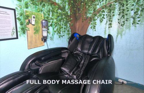 4BR Retreat with Game Room & Massage Chair - Sleeps 12 - 2 Kings - Step-Free - XL Private Patio - Foto 5