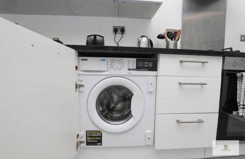 Modern 4-Bedroom 2-Bathroom with Off Road Parking in Great Sankey by Amazing Spaces Relocations Ltd - Foto 19