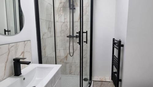 Tower House Apartments - Foto 3, Shower