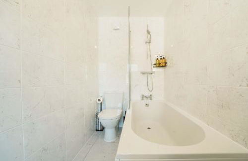 Large 4BR House Leeds, Contractor Friendly - Photo 26