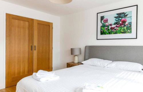 Spacious Modern Garden Family Home - Photo 13