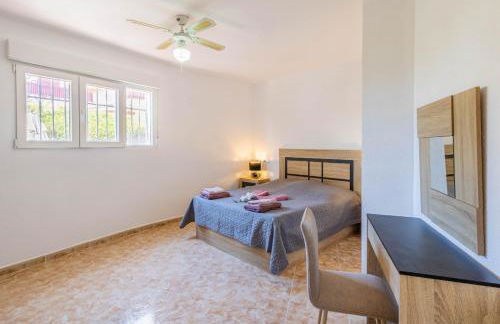 Paraíso Familiar en Marisol Park Bungalow con Piscina, Tenis y Parking - Foto 27