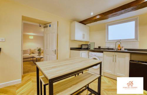 4 BR - Sleeps 12 - Long Stays - Free Parking - Foto 9