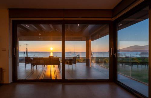 Sun and Sea Apartment - Beachfront, 2 Bedrooms with Sea View & Garden - Photo 2