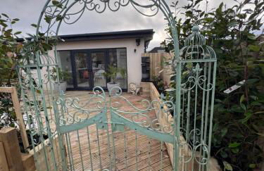 The Hide Away By The Garden Spa Stays - Hot Tub - Foto 9