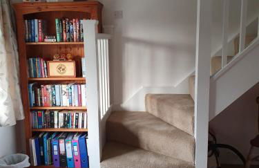 Large private home with small lake and garden - Photo 24