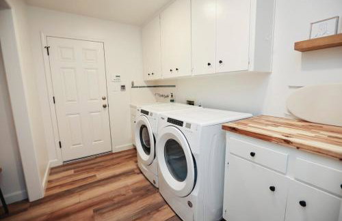 Riverfront Beauty with Pickle Ball Court - Foto 48