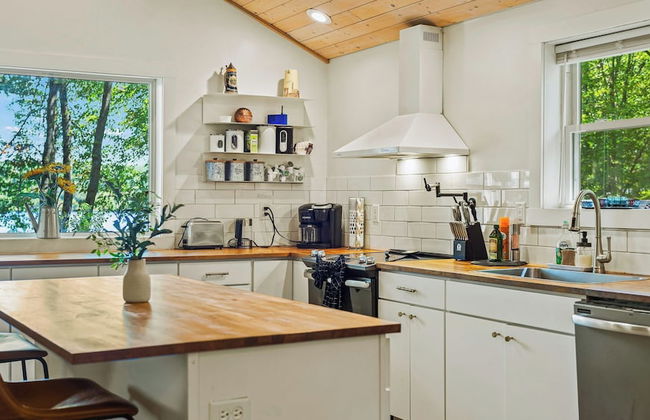 Lake Daze by Avantstay Lakefront w/ Modern Interior, Enclosed Porch & Hot Tub - Foto 13