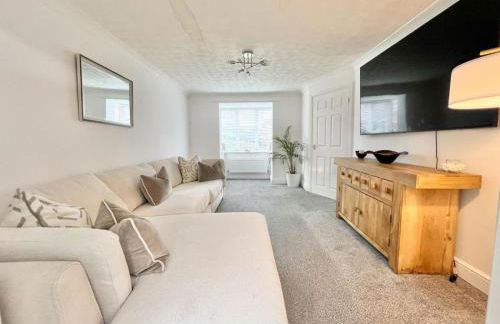 Contemporary 4-Bed home for Contractors & Families - Foto 1