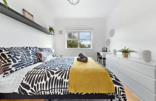 Cozylease 3 Bedroom Canary Wharf Family,Workcation, Fast WiFi, Workspace,1 stop to City - Photo 22