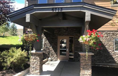 KBM Resorts Crestview Condos Spacious condo near Olympic Park with gas fireplace year-round pool hot tub city wide shuttle access. CVC-308B - Foto 48